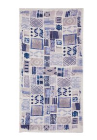 Copriletto in tessuto con un motivo geometrico nelle tonalità di blu e viola, con forme e texture variabili, rifinito con un bordo frangiato.