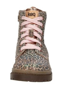 Leren enkelboots met luipaardpatroon en een gestructureerde beige stof, roze veters en metalen roségouden accenten; rubberen zool met profiel.
