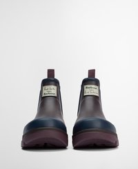 Gumy botki za kostkę w kolorze bordowym, z niebieskimi akcentami i fakturowanymi detalami. Etykiety mówią "Paul Smith kocha Barbour". Wyrzeźbiona podeszwa dla lepszej przyczepności.