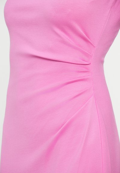 Růžové šaty vyrobené z měkké tkaniny, s nabíraným detailem na boku, hladkou texturou a přiléhavým střihem.
