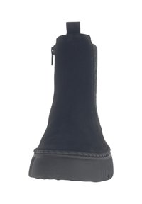 Bottine noire en suède lisse, fermeture éclair, bout légèrement arrondi et semelle épaisse et texturée avec des détails de couture.