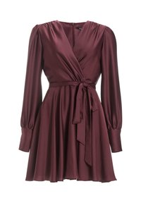 Robe portefeuille bordeaux en satin lisse avec de longues manches bouffantes, une taille nouée et une jupe évasée, présentant un léger éclat.