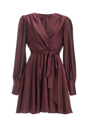 Bordeaux omslagskjole lavet af glat satin med lange puffærmer, en båndet talje og en flagrende skørt, der har en subtil glans.