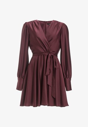 Bordeaux omslagskjole lavet af glat satin med lange puffærmer, en båndet talje og en flagrende skørt, der har en subtil glans.