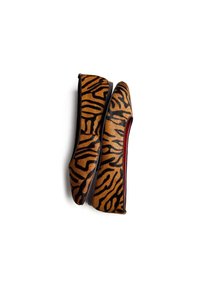 Talons hauts en imprimé tigre, fabriqués en tissu texturé, avec de grandes rayures orange et noires, un embout pointu élégant et un talon fin.