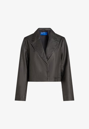 Iškirpta juoda odinė striukė su iškirtimais ant apykaklės, matoma siūlė ir ilgos rankovės. Yra glotni tekstūra ir modernaus kirpimo.