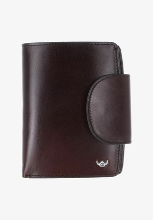 Dunkelbraune Lederbrieftasche mit Klappe und Druckverschluss, mit einem kleinen silbernen Emblem in der unteren rechten Ecke.