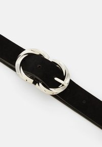 Sort ruskindsseler med en skinnende sølv dobbelt spænde med et sammenflettet design, som giver et elegant og moderne udseende.