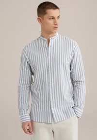 Camicia a maniche lunghe a righe in cotone azzurro chiaro e bianco con colletto alla mandarino e chiusura a bottoni, caratterizzata da righe verticali e un taglio rilassato.