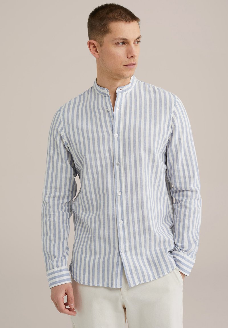 Camicia a maniche lunghe a righe in cotone azzurro chiaro e bianco con colletto alla mandarino e chiusura a bottoni, caratterizzata da righe verticali e un taglio rilassato.