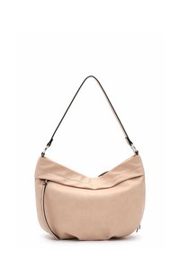 Beige leren schoudertas met een gebogen ontwerp, een gevouwen bovenkant en een zwarte verstelbare strap. Bevat een ritsvak aan de zijkant.