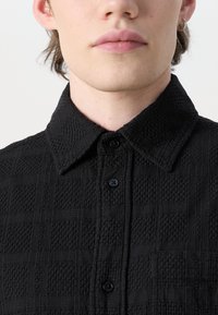Les Deux CHARLIE SHIRT - Marškiniai - black