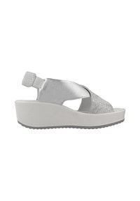 Sandalias de cuña plateadas con tiras de cuero texturizado, punta abierta y suela de plataforma blanca. Cuenta con una correa trasera para un ajuste seguro.