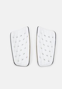 Hvid skumindlæg med en tekstureret overflade og hexagonale udskæringer, omkranset af sort, designet til ergonomisk støtte.