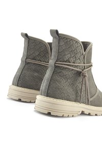 Graue Knöchelstiefel aus gewebtem Stoff mit strukturierter Oberfläche. Verfügt über eine beigefarbene Gummisohle und passende Schnürdetails.