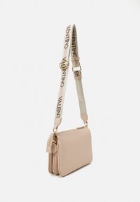 Valentino Bags Soma ar siksnu pāri ķermenim - cipria