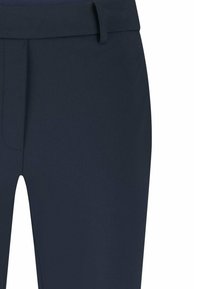 Donkerblauwe broek met een gladde textuur, voorzien van een vlakke voorkant, riemlussen en een getailleerde pasvorm. Geen zichtbare hardware of patronen.