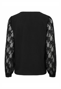 Czarna bluzka z długimi koronkowymi rękawami z kwiatowym wzorem, teksturowanym korpusem i okrągłym dekoltem, wykończona guzikami przy mankietach.
