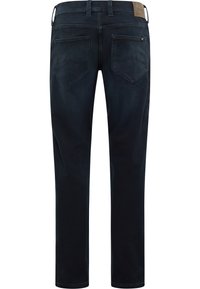 Blugi din denim albastru închis cu buzunare în spate, bucle pentru curea și o etichetă din piele pe talie, văzute din spate.