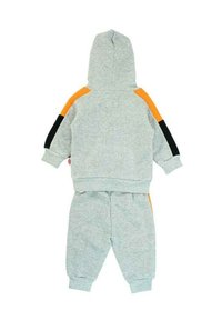 Ensemble en coton gris comprenant un hoodie et un pantalon de jogging, avec des accents de rayures orange et noir. Texture douce avec des poignets et une taille côtelés.