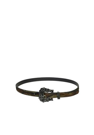 Cinturón de cuero negro con una correa de tela de camuflaje; cuenta con una hebilla decorativa con acentos metálicos en un diseño similar a una garra.