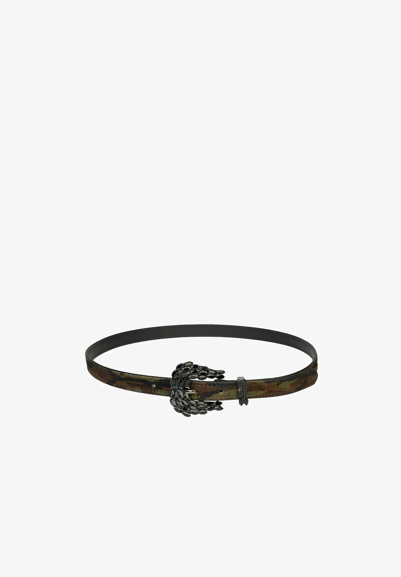 Cinturón de cuero negro con una correa de tela de camuflaje; cuenta con una hebilla decorativa con acentos metálicos en un diseño similar a una garra.