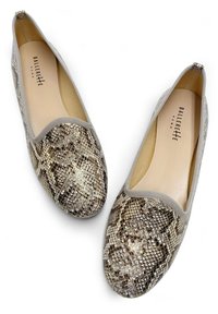 Ballerinas in einem schimmernden Gold- und braunen Schlangenprint-Design, mit einem weichen Obermaterial aus Stoff und beigem Innenfutter sowie einer abgerundeten Zehenpartie.