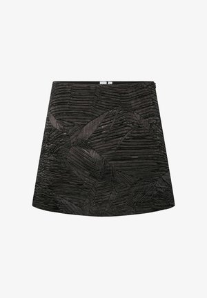 Czarna mini spódnica z teksturowanym, plisowanym wzorem przedstawiającym geometrczne motywy. Prosty fason z ukrytym zamkiem z tyłu.
