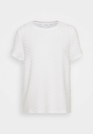 T-shirt blanc à manches courtes avec un motif texturé tissé subtil et un col rond sur un fond uni.