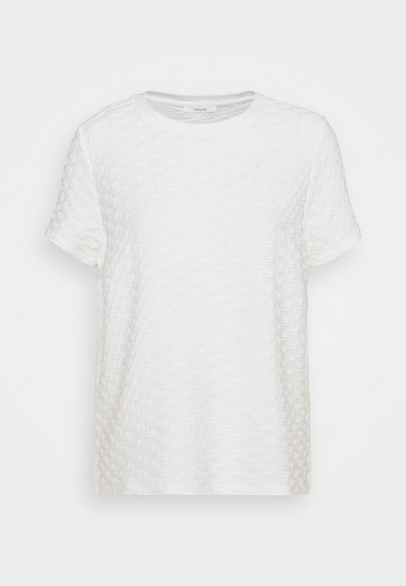 T-shirt blanc à manches courtes avec un motif texturé tissé subtil et un col rond sur un fond uni.