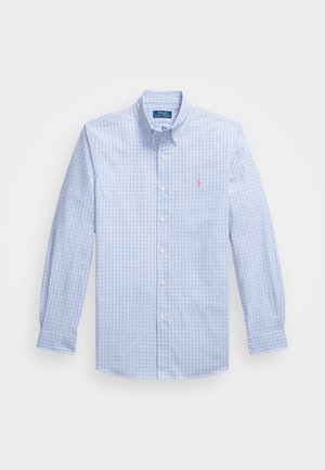 Camisa de botões xadrez azul claro com mangas longas, gola e um pequeno logótipo rosa no lado esquerdo do peito, feita de tecido de algodão trançado.