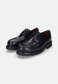 Zwarte leren schoenen met een ronde neus, vetersluiting en een dikke rubberen zool. Heeft een gladde textuur en stiksels als accent.
