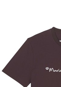 Donkerbruine katoenen t-shirt met korte mouwen, met een witte tekstlogo "Maria" op de voorkant. Ronde hals met een gladde textuur.