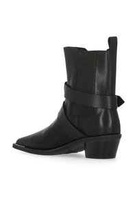 Stivaletto alla caviglia in pelle nera con punta affilata, dettaglio a fascia intorno alla caviglia e tacco a blocco moderato. Texture liscia con minimal decorazioni.