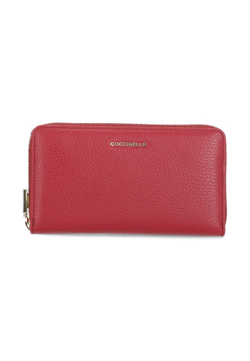 Portafoglio rosso in pelle con texture a granuli, chiusura con zip e branding in tonalità dorata sulla parte anteriore. Forma rettangolare con bordi lisci.