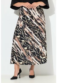 Šaty bez rukávů s plynulým maxi střihem. Látka má abstraktní potisk v černé, béžové a hnědé barvě s hladkou texturou.