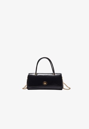 Crna pravokutna kožna torba s dvostrukim gornjim ručkama, zlatnim bravama na uvijanje i odvojivim zlatnim lancem za ramena na bijeloj pozadini.