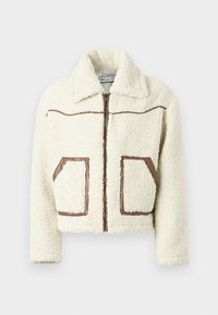 Veste en polaire couleur crème avec une fermeture éclair à l'avant, accents en faux cuir brun et deux poches plaquées. Elle présente un col.