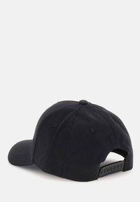 Cappello da baseball nero con una corona arrotondata, un visiera curva e una cinghia plastica regolabile sul retro. Realizzato in tessuto in twill di cotone.