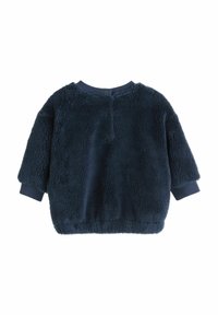 Luddig marinblå sweatshirt med en mjuk, texturerad yta, ribbad krage och ärmslut. Har en bakre knappstängning ovanför nacken.