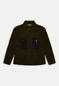 Casaco de fleece verde oliva com colarinho com zip, apresentando dois bolsos de patch pretos e tecido texturizado em todo o casaco. Design suave e quente.