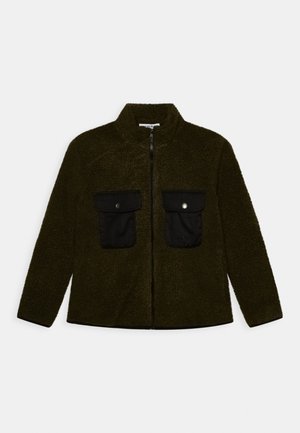 Casaco de fleece verde oliva com colarinho com zip, apresentando dois bolsos de patch pretos e tecido texturizado em todo o casaco. Design suave e quente.