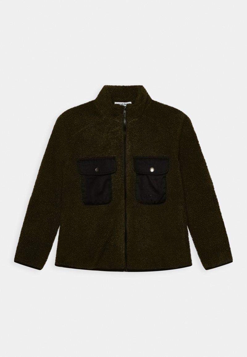 Casaco de fleece verde oliva com colarinho com zip, apresentando dois bolsos de patch pretos e tecido texturizado em todo o casaco. Design suave e quente.