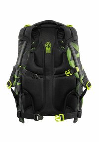 Sac à dos en matériau en maille noire avec des accents verts. Il possède des bretelles réglables, un dos rembourré et un motif géométrique sur les côtés.