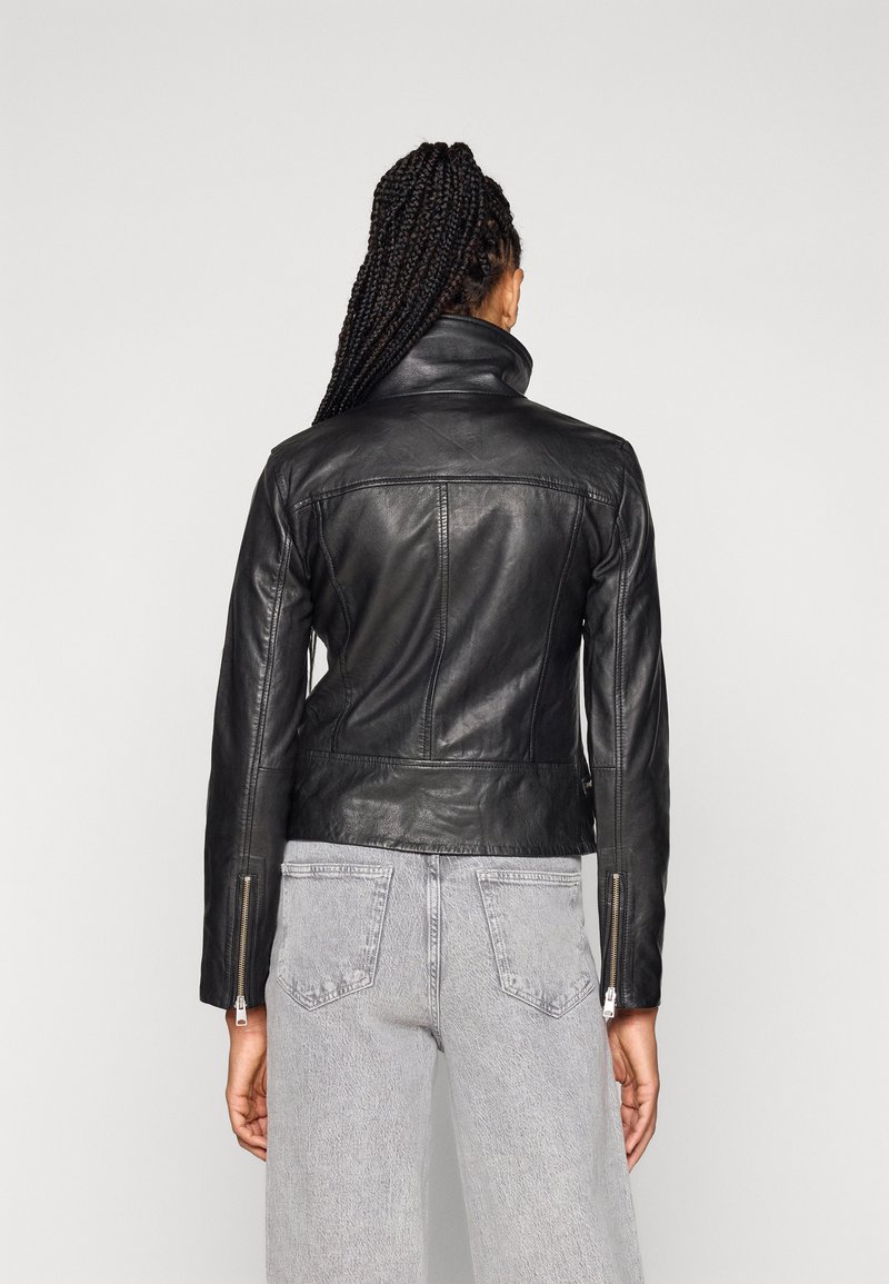 Schwarze Lederjacke mit hohem Kragen, tailliertem Design und Reißverschlussmanschetten. Glatte Textur und subtile Nahtdetails.