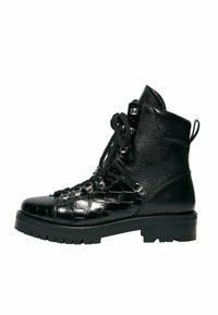 Botas de tobillo de cuero negro con cordones, con un acabado texturizado de imitación de cocodrilo en la punta, parte superior suave, punta redonda y suela de goma gruesa.