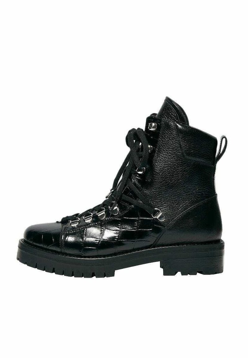 Botas de tobillo de cuero negro con cordones, con un acabado texturizado de imitación de cocodrilo en la punta, parte superior suave, punta redonda y suela de goma gruesa.