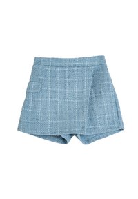 Shorts en tweed bleu avec un tissu texturé, dotés d'une taille haute et d'une poche latérale, présentant un motif à carreaux en fils plus clairs et plus foncés.