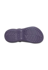 Voetzool van donkerpaarse rubber, met een gestructureerd grippatroon. Logo in het midden geperst. Glad algeheel afwerking met een ronde vorm.