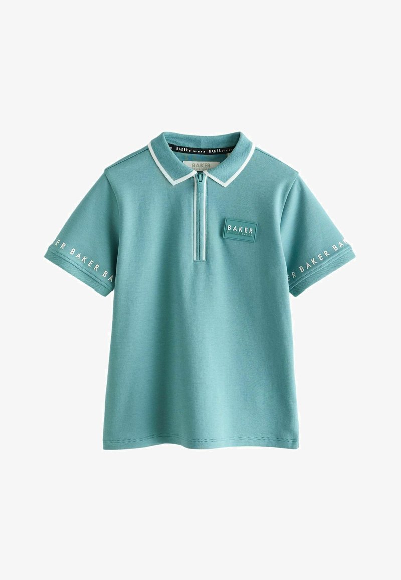 Türkisfarbenes Poloshirt mit weißem Kragen, kurzen Ärmeln und Reißverschluss vorne; verfügt über ein rechteckiges Logo-Patch und Text entlang der Ärmel.